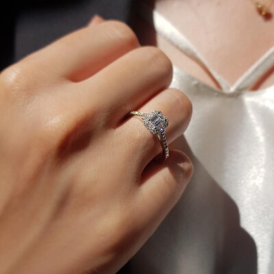 0.68 Karat Kenar Taşlı Emerald Tektaş Pırlanta Yüzük - IDL Sertifikalı - 3